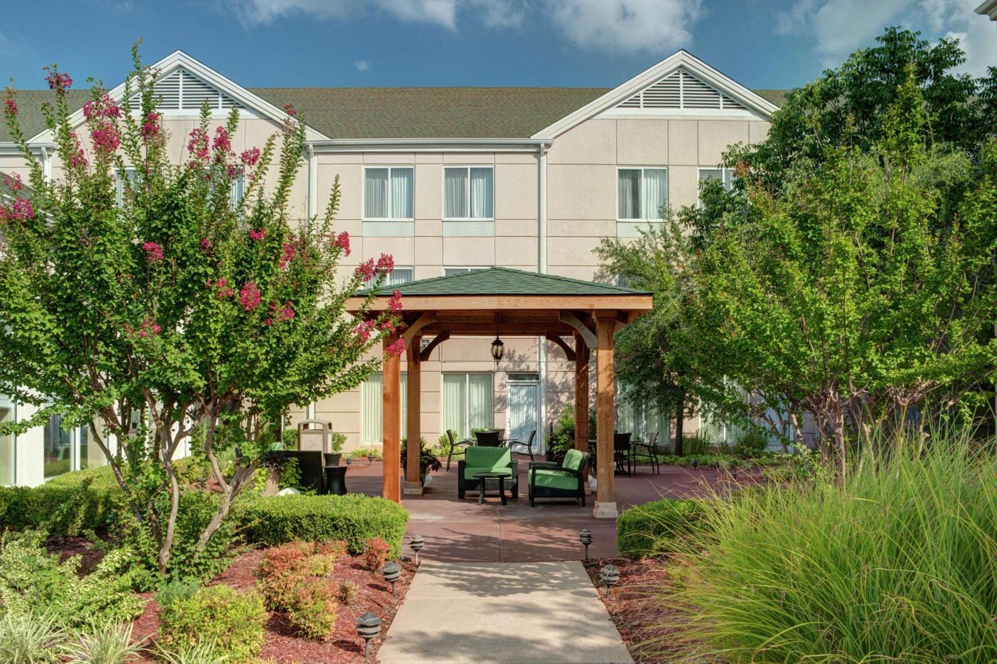 Hilton Garden Inn Tulsa Airport Exterior photo